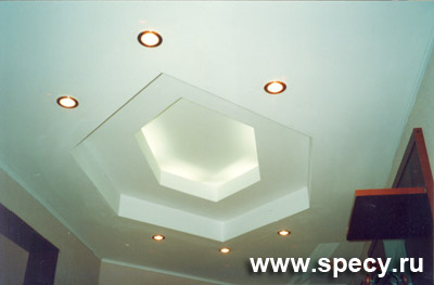 потолок ГКЛ со встроенными светильниками 
